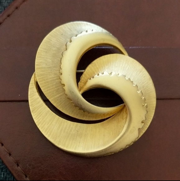 Jewelry - Vintage gold swirl brooch
